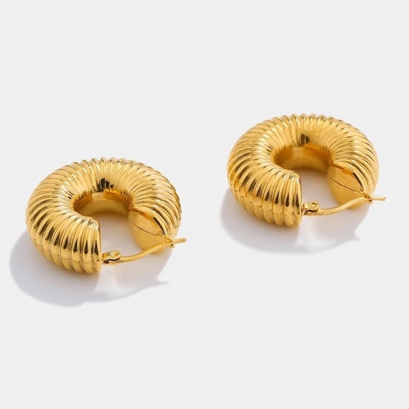 18k Gold Plated Shell Hollow Hoop Earrings - Picture 7 of 9